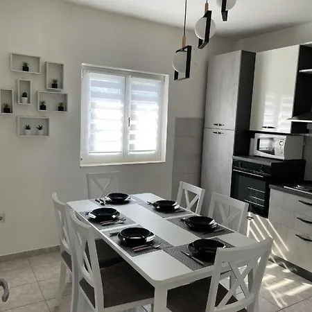 Apartman Megi 罗戈兹尼察